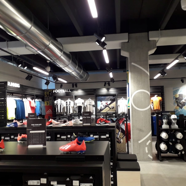 ADIDAS - MC ARTHUR GLEN OUTLET VILLAGE - Petas